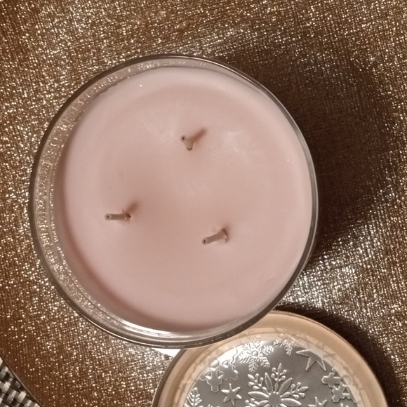 Bath & Body Works 3 Wick in Crushed Candy Cane NWT - Picture 3 of 6